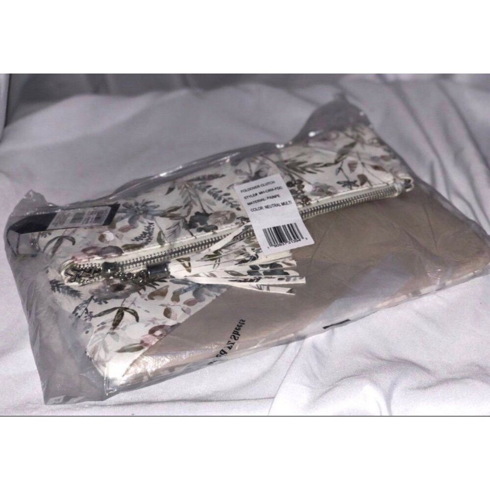 Max Studio Clutch purse B22